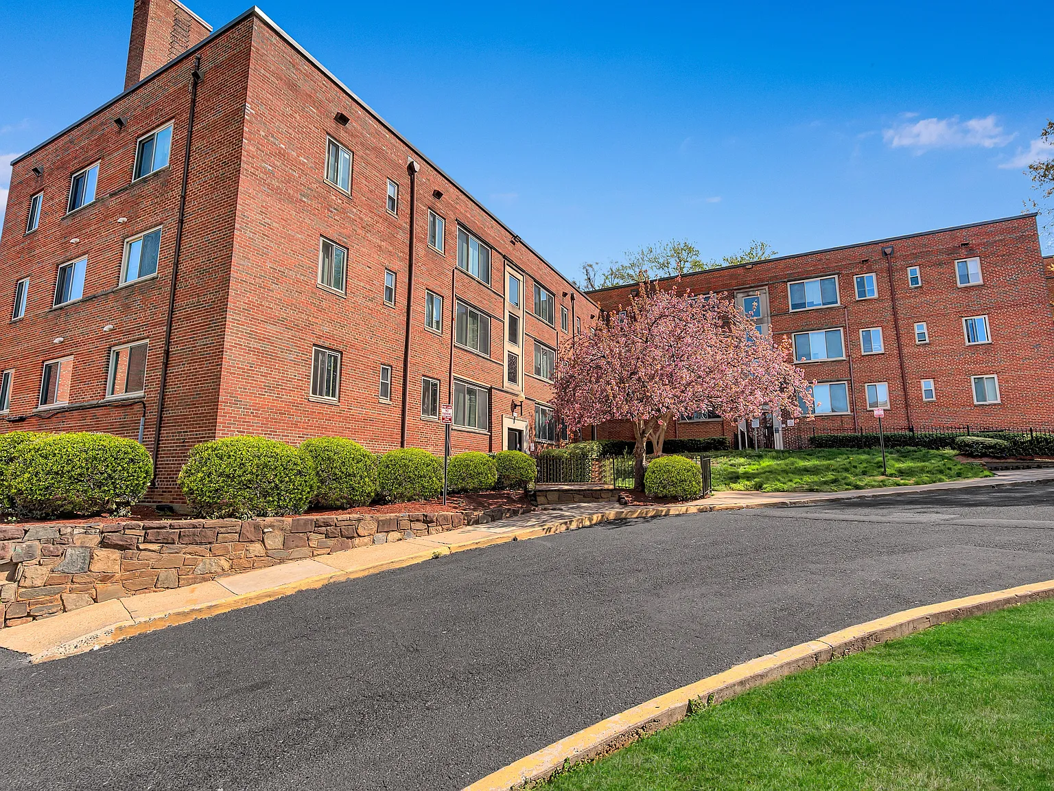 Friendship Courts Apartments — Photo 1