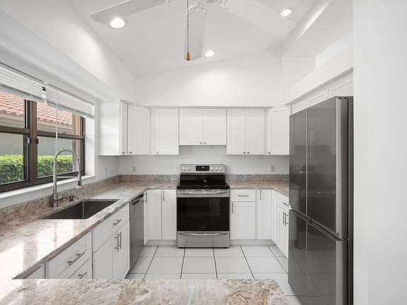 3rd image of 2735 SW Mariposa Circle