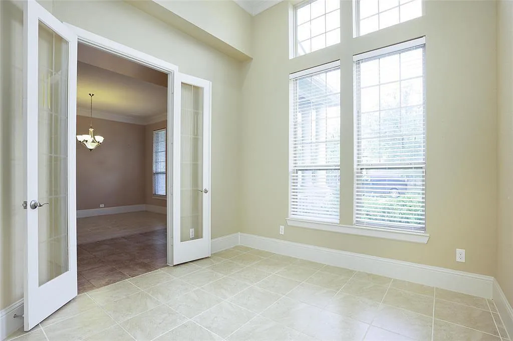5 bed, 4.0 bath, 4898 sqft, $4,500 — Photo 4