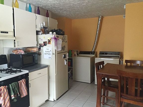 Kitchen-washer/dryer not included