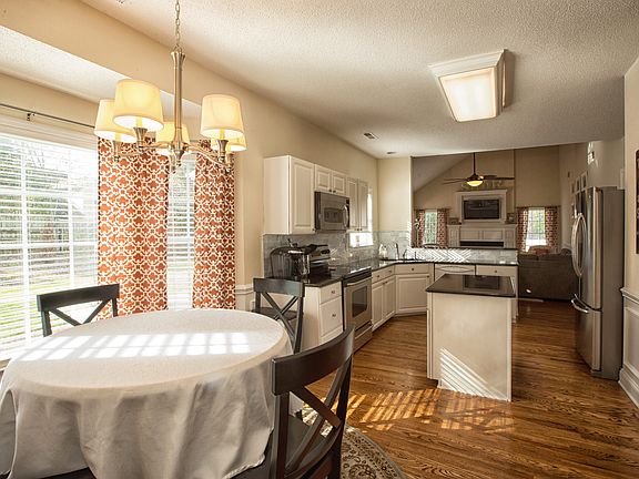 Kitchen-Breakfast Area