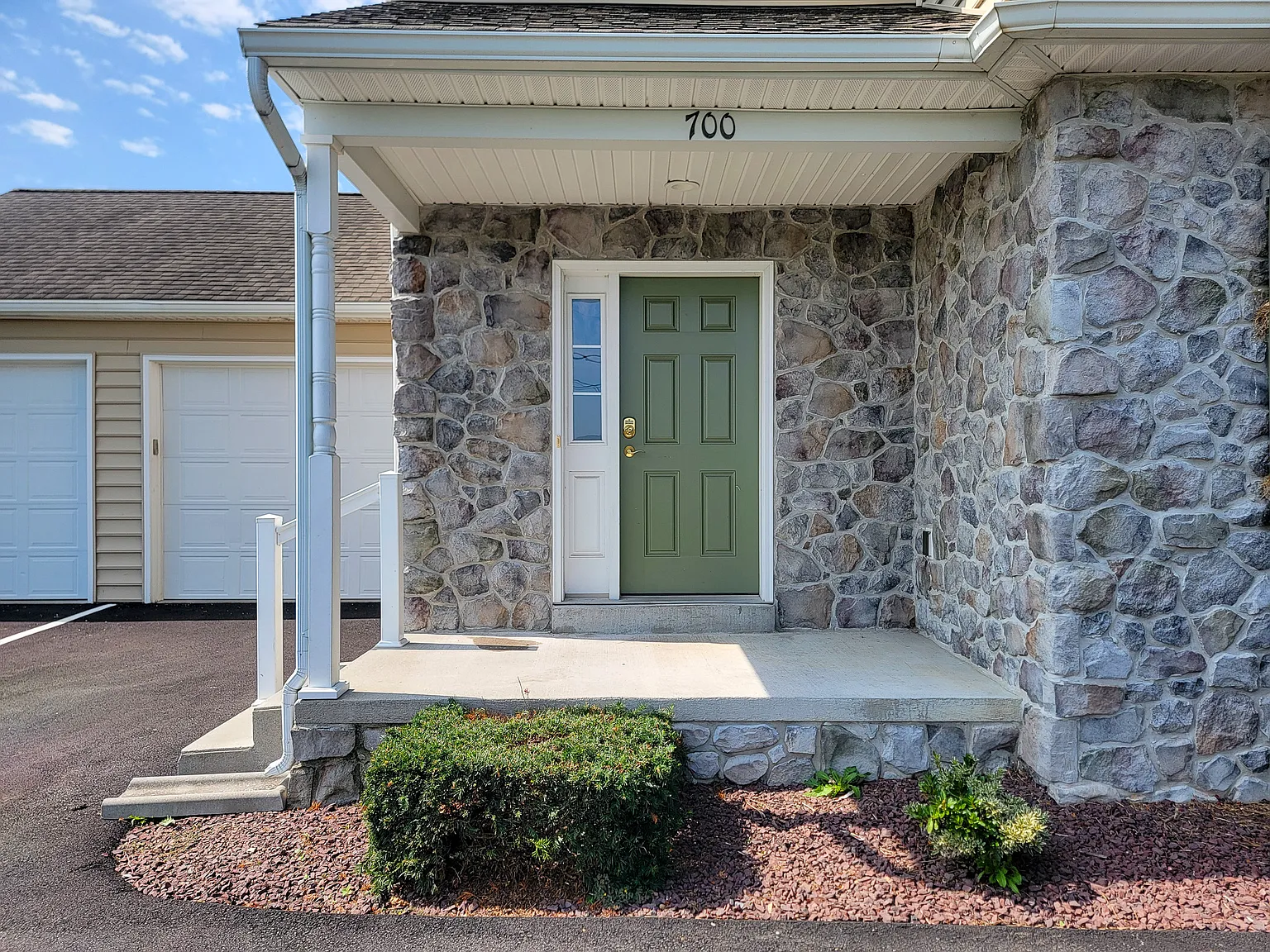 3 bed, 1895 sqft, $2,095 — Photo 3