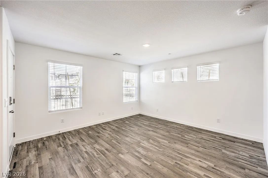 3 bed, 2.5 bath, 1410 sqft, $2,100 — Photo 4