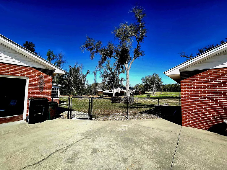 102 S Claire Dr — Photo 33
