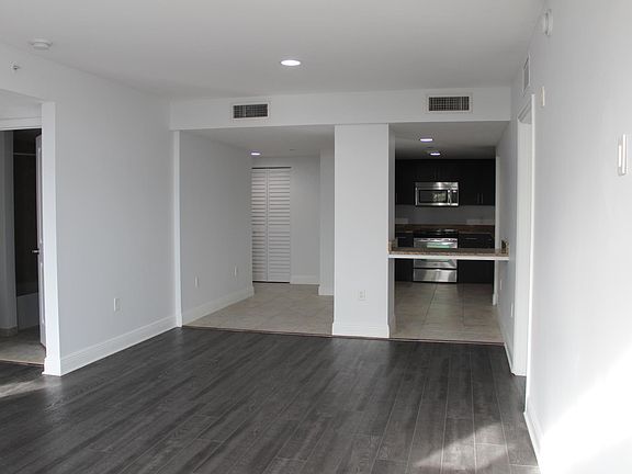 5th image of 2409 Main St Unit 205