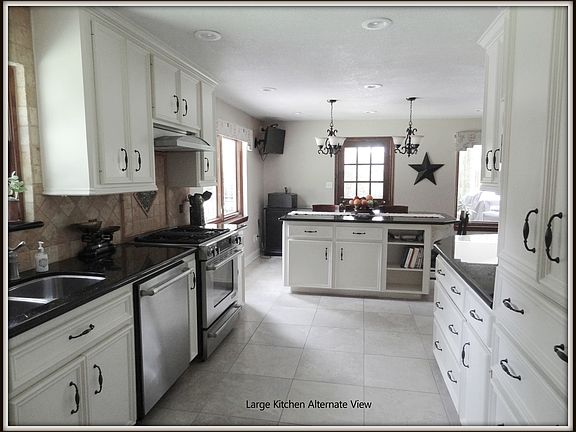 3rd image of 14818 Waynewood Dr