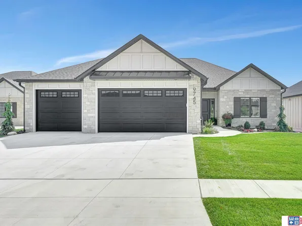 9745 Hillcrest Trl, Lincoln, NE 68520