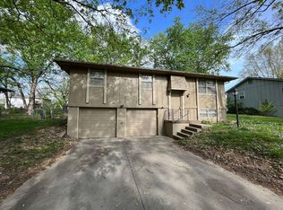 524 NE Sunnybrook Dr, Blue Springs, MO 64014