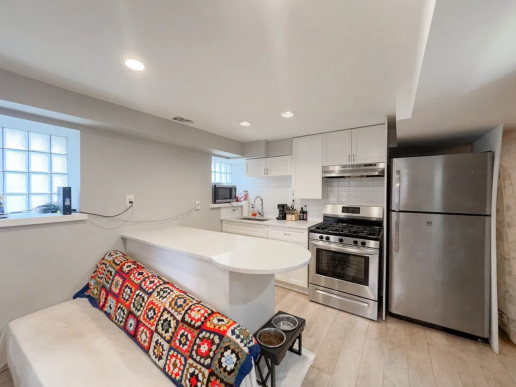 2046 W Iowa St — Photo 2