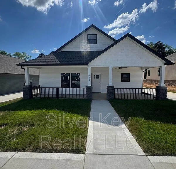 924 Stratford Ave — Photo 1