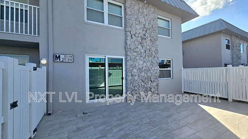 2 bed, 1.0 bath, 972 sqft, $1,395 — Photo 2
