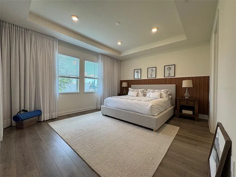 715 Blue Citrus Ln — Photo 32