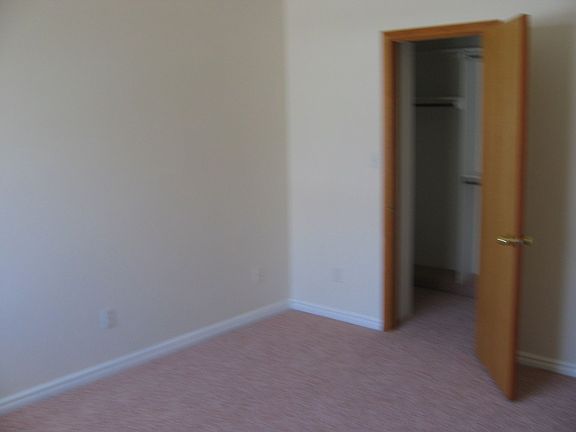 One bedroom with closet