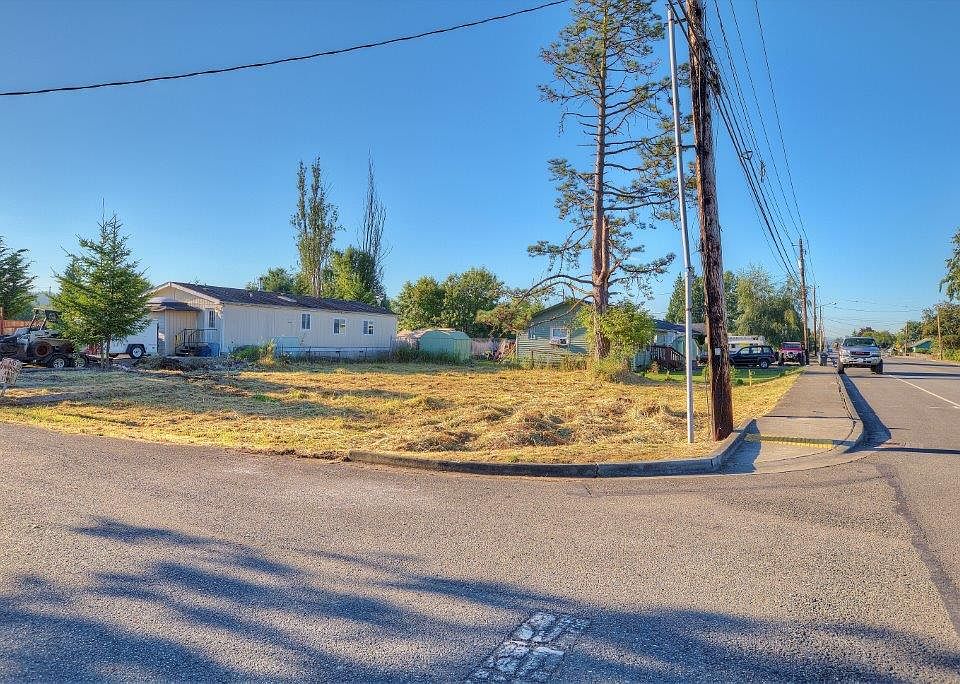 1st image of 402 2nd Ave S