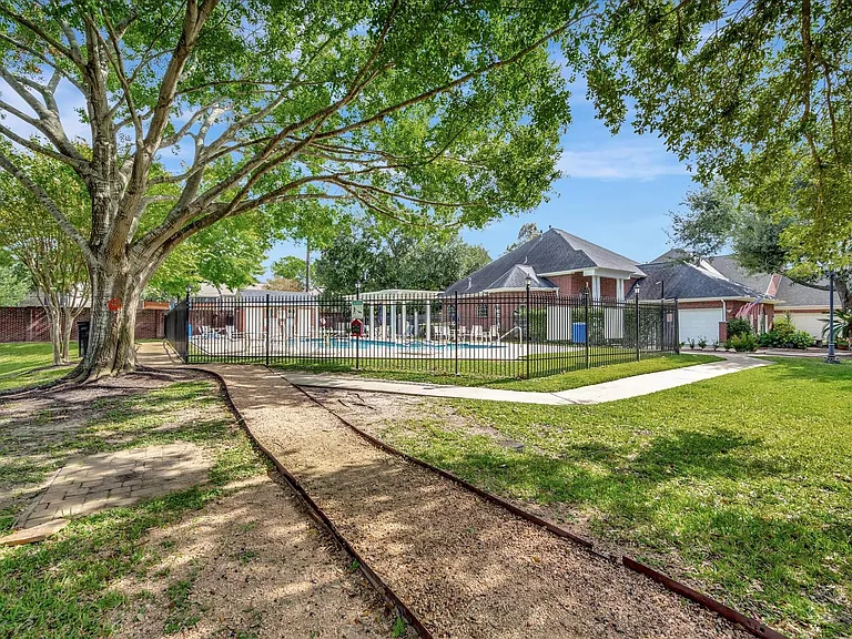 1639 Lakeside Enclave Dr — Photo 37
