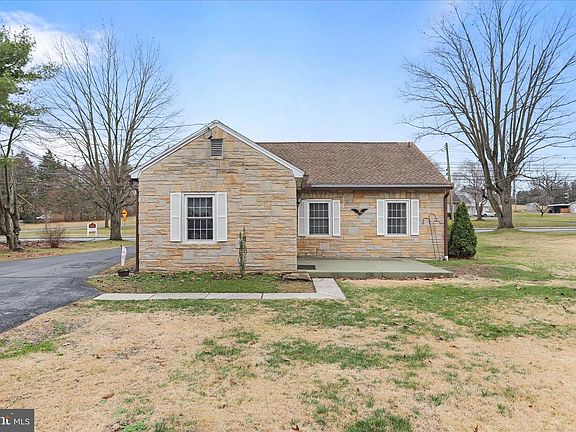 2nd image of 301 Roxbury Rd