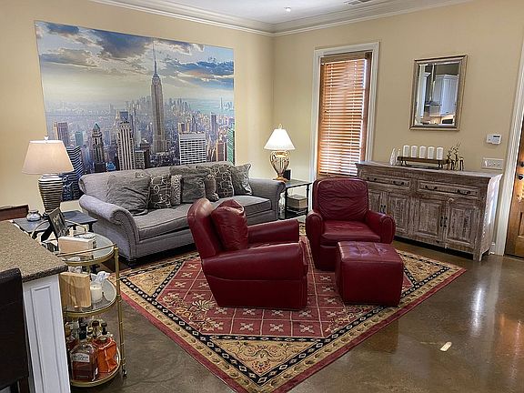 Living Room - 10' ceiling