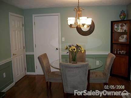 2nd image of 5 Dubonnet Ln #39