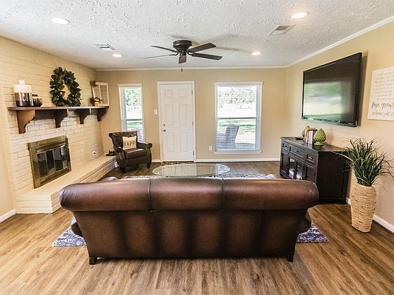 5th image of 1901 Myrna Ln