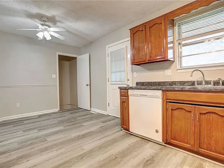 408 NE Lakeview Dr — Photo 10