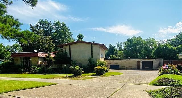 1st image of 325 Holcomb Dr