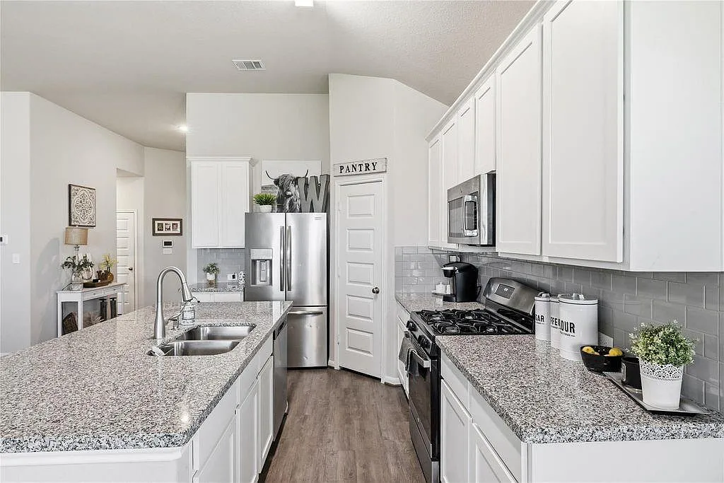 4 bed, 2.0 bath, 1821 sqft, $2,600 — Photo 4