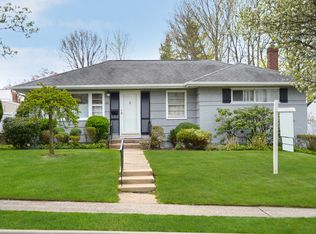139 Nassau Dr, Albertson, NY 11507