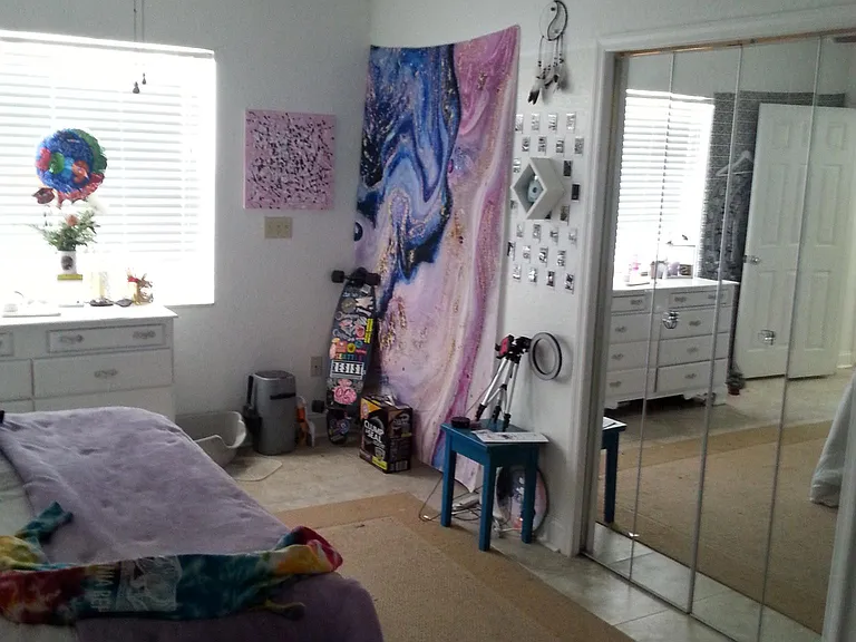 LARGE BEDROOM 1ST FLOOR