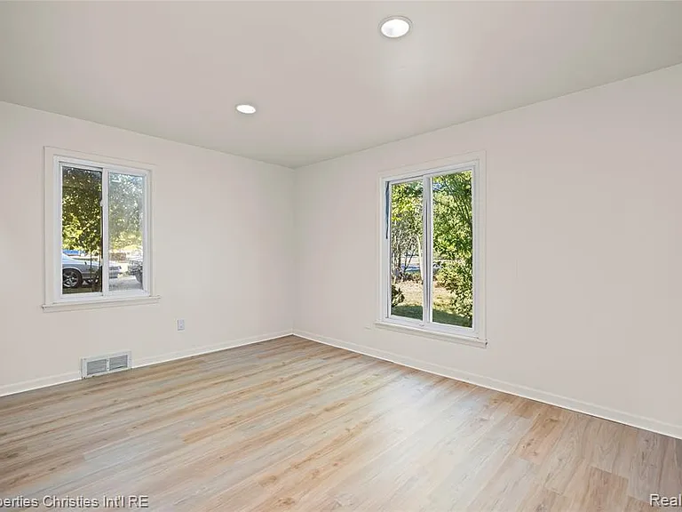 6550 Inkster Rd — Photo 21