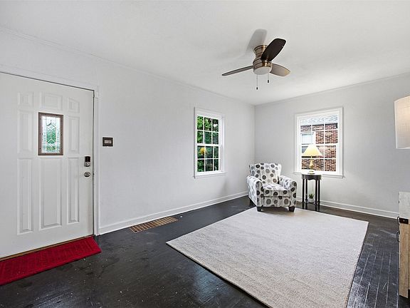 3rd image of 3922 Hart Ct NE