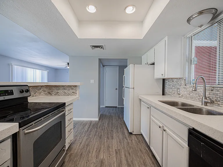 4704 S La Rosa Dr — Photo 13