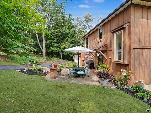 4th image of 12 Fairlawn Dr