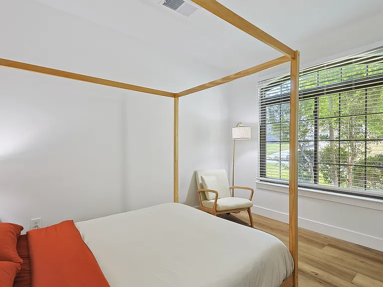 1088 Pondview Dr — Photo 18