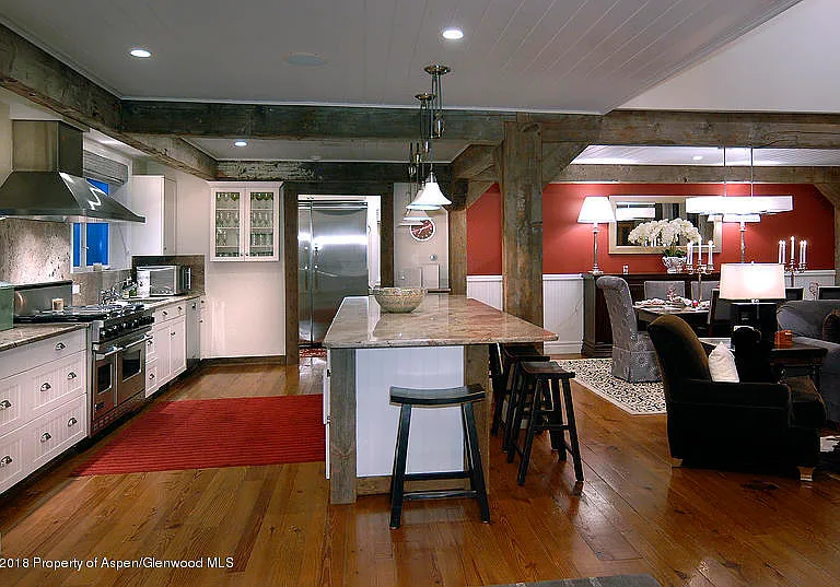 717 W Francis St — Photo 2