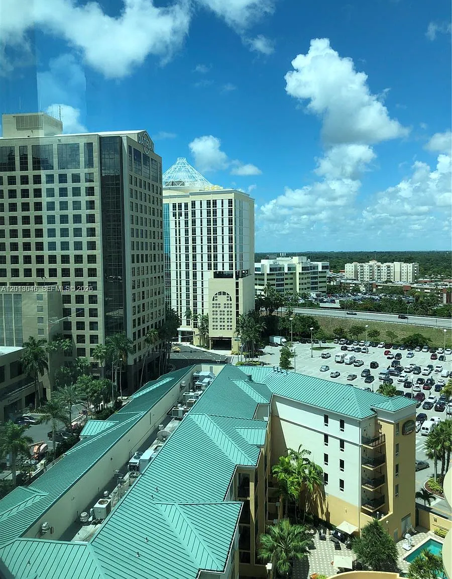 Metropolis I At Dadeland — Photo 1