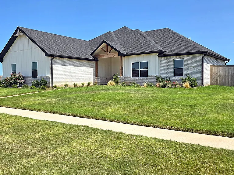149 Blackhawk Dr — Photo 1