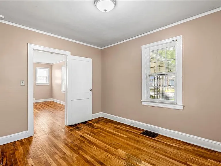 437 W 24th St — Photo 11