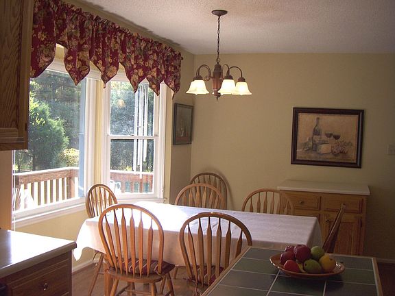 Eat-in kitchen