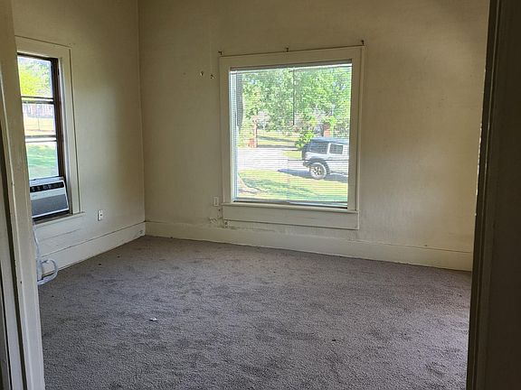 5th image of 611 E College Ave