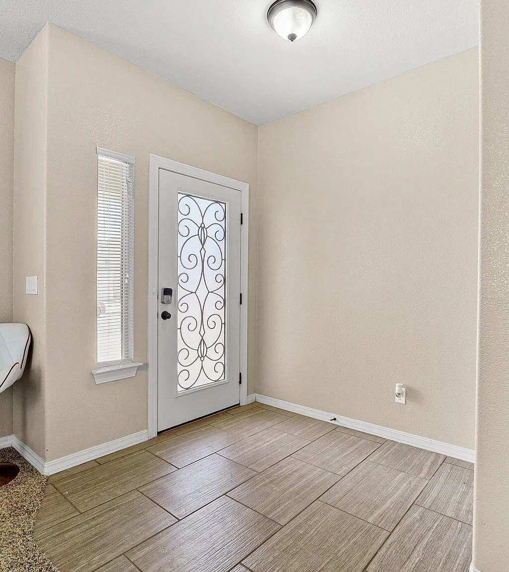 4 bed, 2.5 bath, 2547 sqft, $2,100 — Photo 3