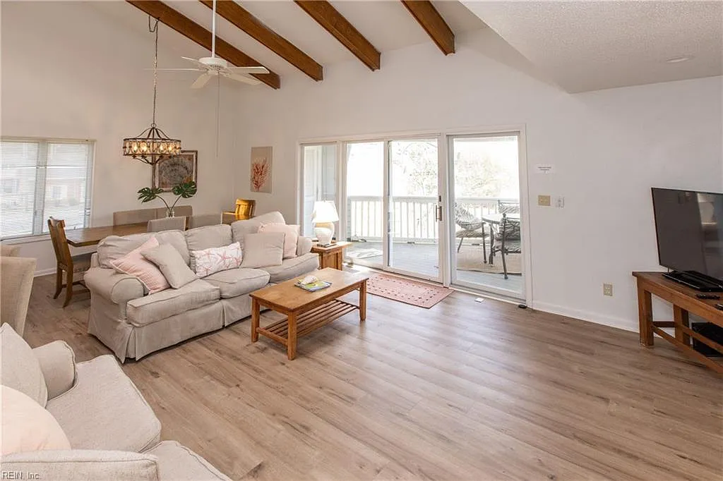 4 bed, 2.5 bath, 2409 sqft, $2,900 — Photo 2
