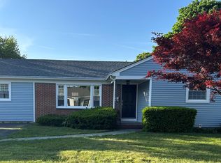 1 Robin Hood Dr, Riverside, RI 02915