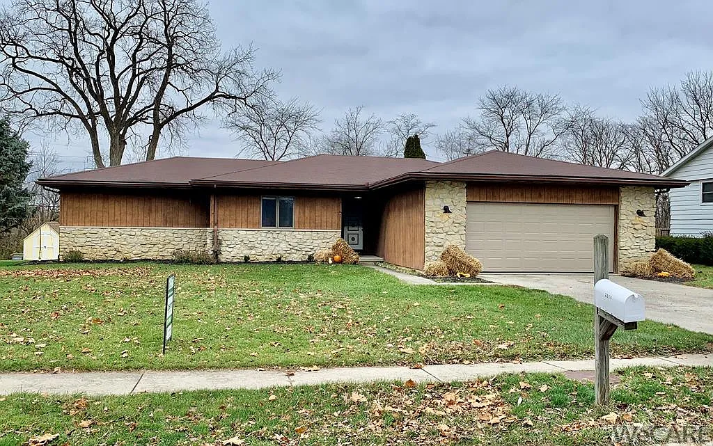 2100 Arlington Dr photo 1