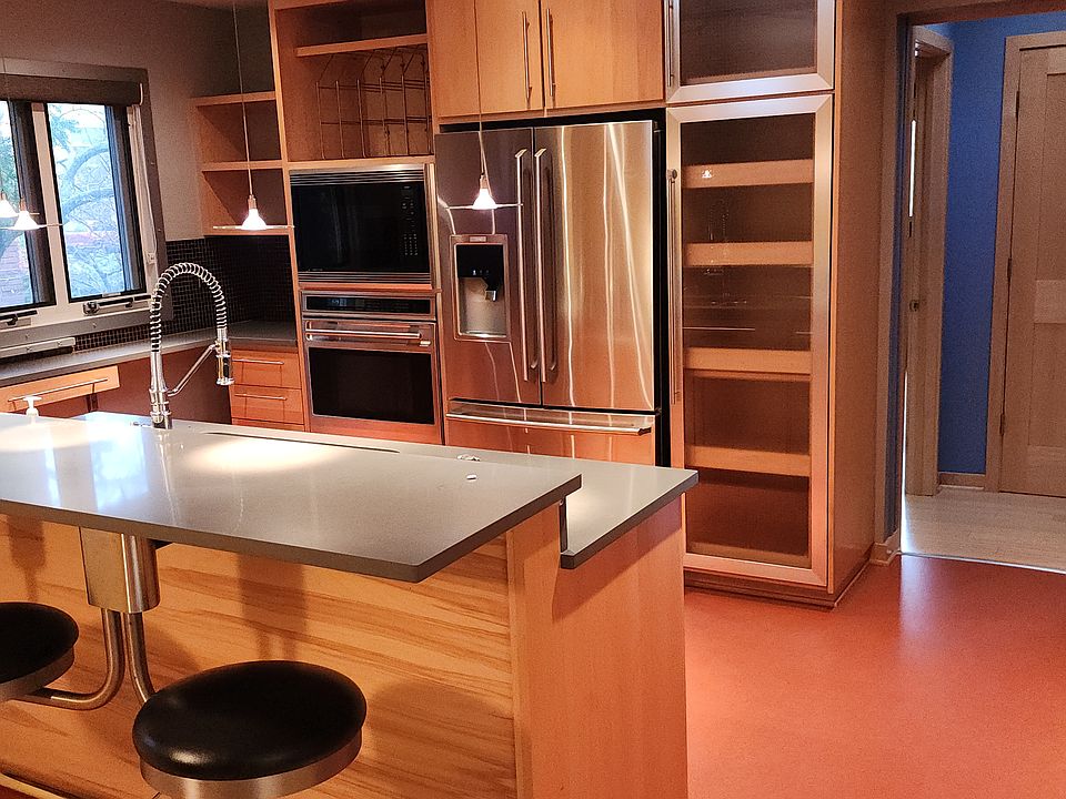 Kitchen & Breakfast bar seating. Window faces north.