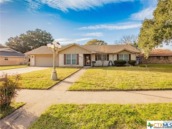 402 Yorkshire Ln, Victoria, TX 77904