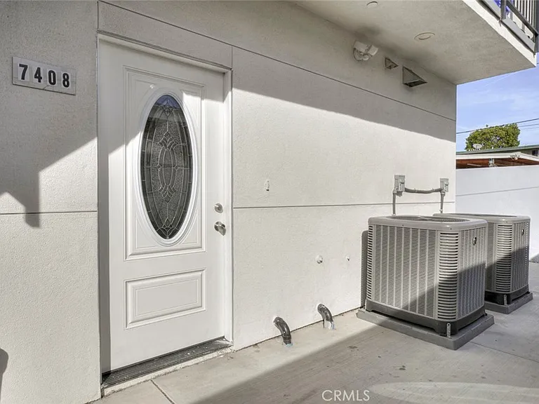 7408 Radford Ave — Photo 3