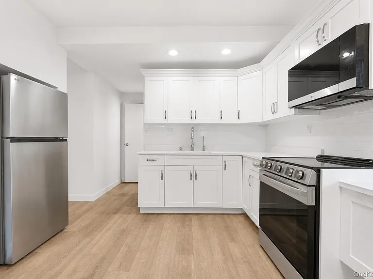 60 Morris Ave — Photo 9