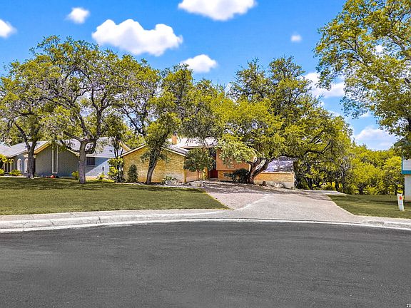 3rd image of 15106 Circle Oak