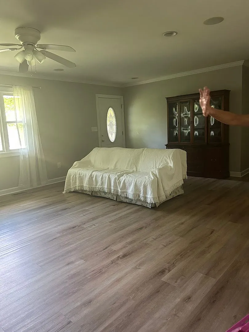 Cozy 2 Bedroom Ranch Near Jamestown Farms — Photo 3