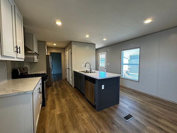 4th image of 700 E 6th St #132